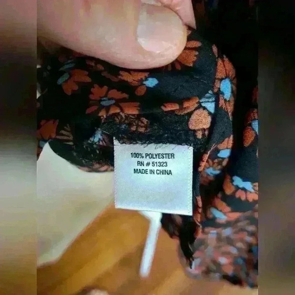 CeCe Daisy Melody Black Floral Blouse Size Medium - Picture 9 of 12